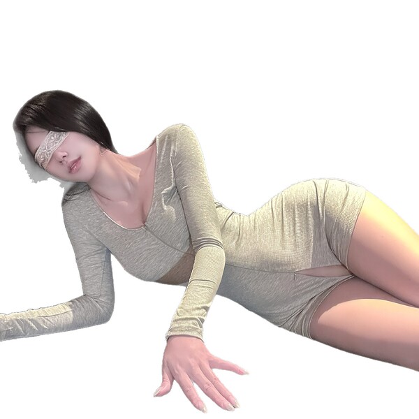 Woman in chao mu sensual lingerie set, featuring sheer lace, front zip, and open-crotch design for a stylish yoga look.