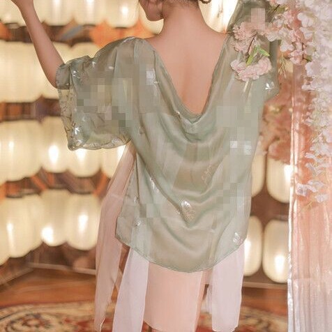 Elegant green silk hanfu set with floral accents, perfect for classical chinese role play costumes. luxurious no-remove desig...