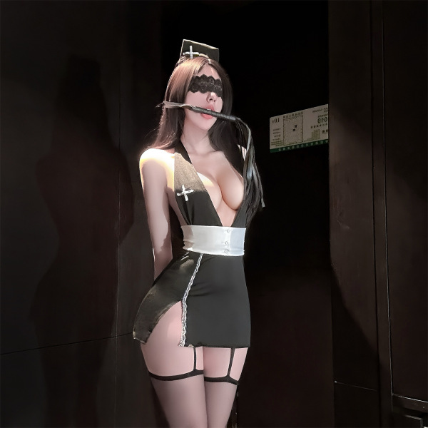Woman wearing qingshe alluring nurse-style lingerie set – pure-yet-tempting, high-end seductive underwear for women.