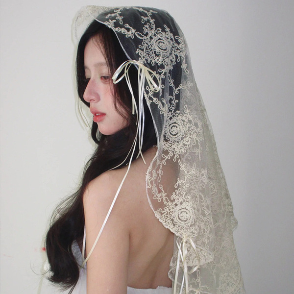Elegant retro lace bow veil headband, perfect for french chic weddings. ideal for photoshoots and travel, adding timeless ele...