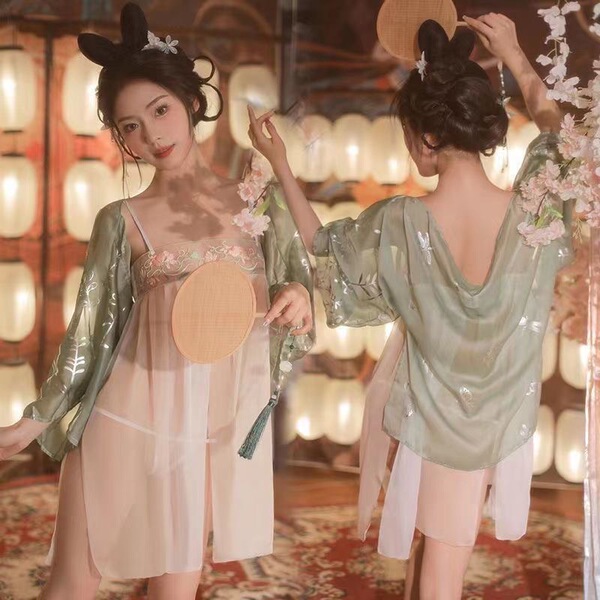 Vintage hanfu lingerie set featuring a sexy retro sleep dress with a modest doudou bra, perfect for sensual nightwear.